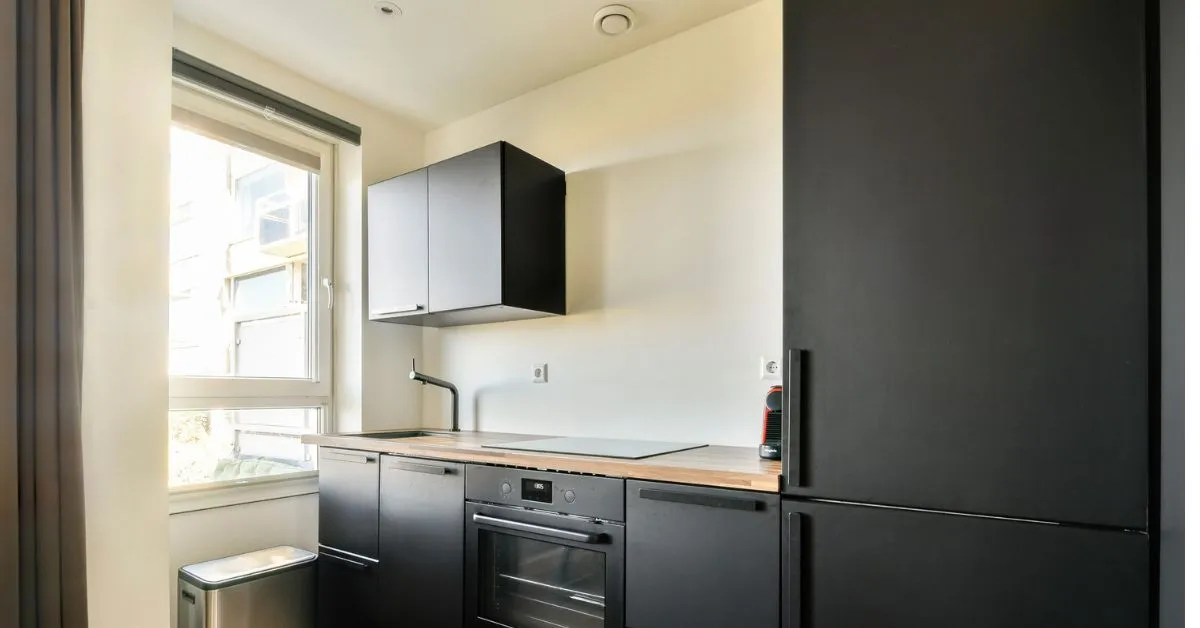 Bold modern kitchen cabinet colors Pakistan with vibrant accents